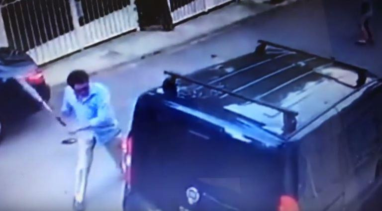 Βουλιαγμένη: Απίστευτο περιστατικό – Έσπασε με ρόπαλο αυτοκίνητο (βίντεο)